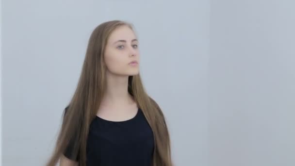 Menina adolescente bonita, jovem e sensual com cabelo longo — Vídeo de Stock