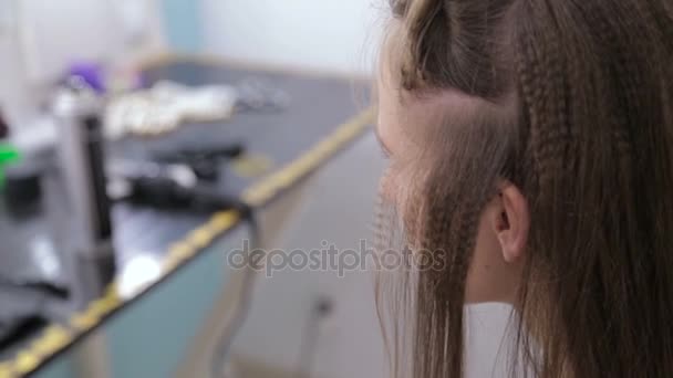 4 výstřely. Profesionální kadeřník dělá účes pro Mladá krásná žena s dlouhými vlasy — Stock video