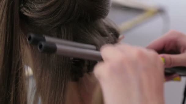 かなり十代の少女 - カールを作るためのヘアスタイルをしているプロの美容師 — ストック動画