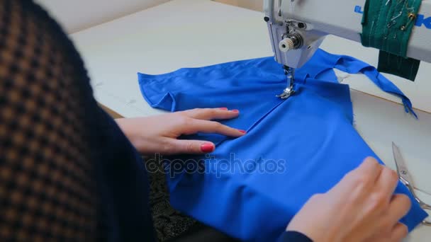 Professional tailor, fashion designer sewing clothes with sewing machine — Stock Video