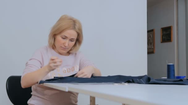 재봉틀에서 일하는 전문 재단사, 패션 디자이너 — 비디오
