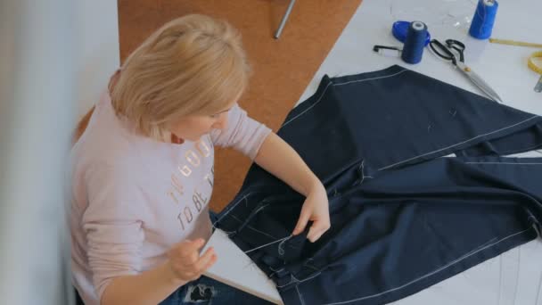 Professionele kleermaker, modeontwerper werkt in naaiatelier — Stockvideo