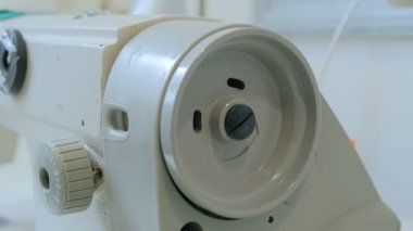 6 atış. Profesyonel terzi, moda tasarımcısı dikiş elbise atelier, dikiş makinesi ile