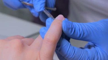 Manikürcü manikür için profesyonel makasla kütikül temizleyin