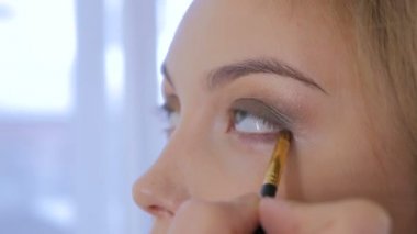 Uygulama modeli tüm göz çevresinde göz kalemi profesyonel makyaj sanatçısı