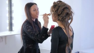 Toz kadın yüzüne uygulama profesyonel makyaj sanatçısı