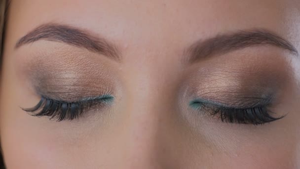 Primer plano de la mujer abriendo los ojos — Vídeos de Stock