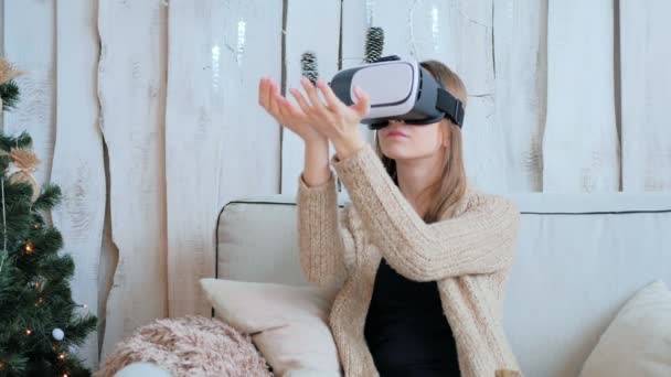 Mulher usando óculos de realidade virtual — Vídeo de Stock