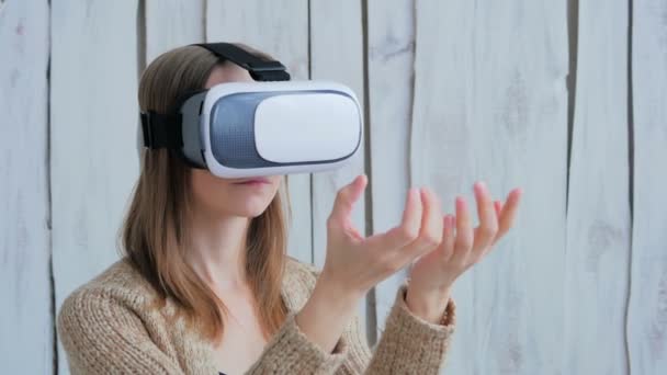 Wanita muda menggunakan kacamata virtual reality — Stok Video