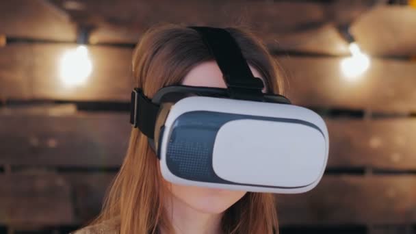 Mujer joven usando gafas de realidad virtual — Vídeos de Stock