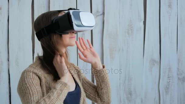 Jovem mulher usando óculos de realidade virtual — Vídeo de Stock