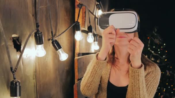 Mladá žena s brýlemi virtuální reality — Stock video