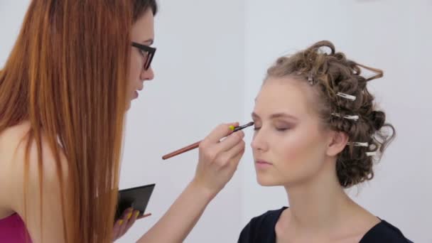 Strzały (4). Profesjonalny makijaż artysta zastosowanie eyeshadow — Wideo stockowe