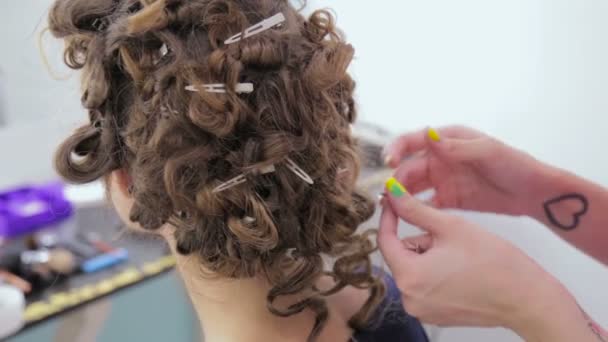 Três tiros. Cabeleireiro acabamento penteado para menina adolescente — Vídeo de Stock