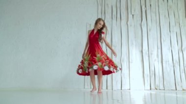 Etrafında dönen etnik Kırmızı elbiseli yaratıcı makyajlı gizemli kız