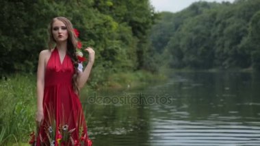 2 tekila. Suda yürüme etnik Kırmızı elbiseli yaratıcı makyajlı gizemli kız