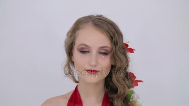 Portrait de fille mystérieuse avec maquillage créatif et coiffure élégante — Video