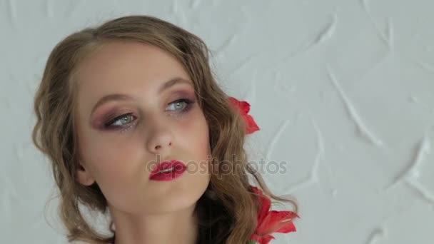 Porträt eines geheimnisvollen Mädchens mit kreativem Make-up und eleganter Frisur — Stockvideo