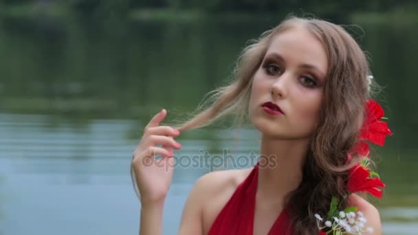 Zpomalený záběr. Portrét tajemná dívka s kreativní make-up — Stock video