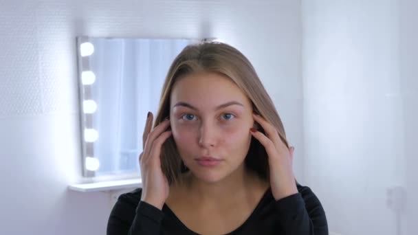 Porträt einer hübschen Frau ohne Make-up — Stockvideo