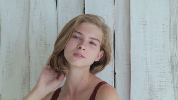Портрет красивой девушки без макияжа — стоковое видео