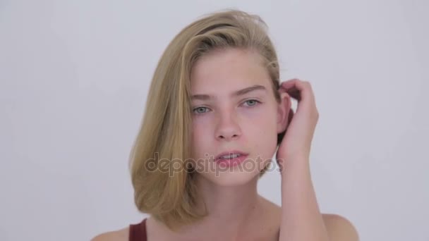 Портрет красивой девушки без макияжа — стоковое видео