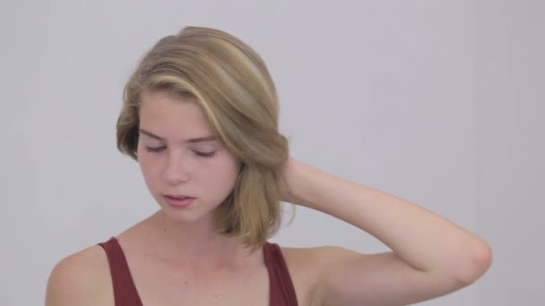 Πορτρέτο του όμορφη έφηβος κορίτσι χωρίς μακιγιάζ — Αρχείο Βίντεο