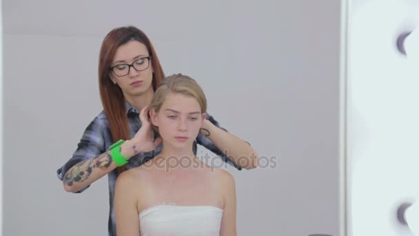 Professional hairdresser doing hairstyle for client — Stock Video