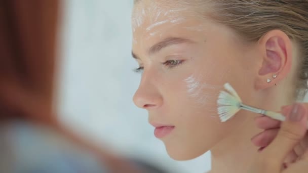 Maquilleuse professionnelle faisant du maquillage en chambre blanche — Video