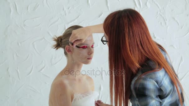 Trucco professionale che crea arte del trucco del viso — Video Stock