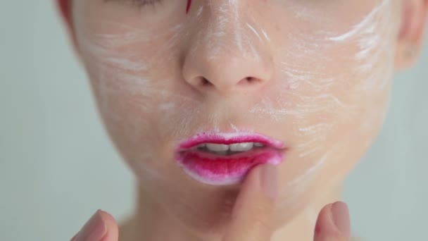 Lippenbemalung: Professionelle Visagistin macht Schminkkunst — Stockvideo