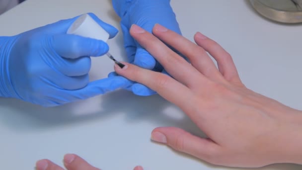 Pintura de uñas con pincel en salón de uñas — Vídeos de Stock