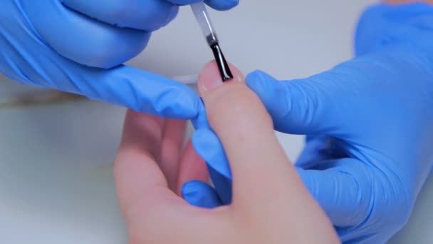 Professionele schoonheidsspecialist nagellak op vrouwelijke nagel toe te passen — Stockvideo