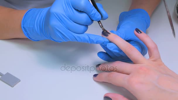 Mestre manicure faz manicure — Vídeo de Stock