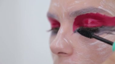 Maskara modeli kirpik üzerinde uygulama profesyonel makyaj sanatçısı