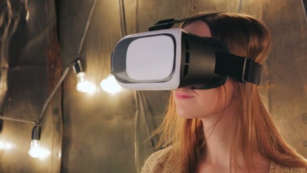 Junge Frau mit Virtual-Reality-Brille — Stockvideo