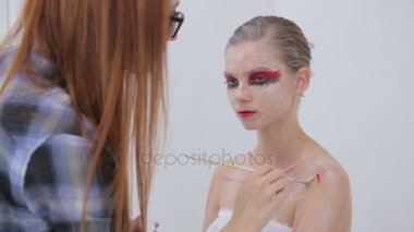 7 atış. Vücut sanatı beyaz odada yapım profesyonel makyaj sanatçısı