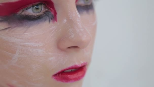 Πορτρέτο του μυστηριώδους κορίτσι με δημιουργικό μακιγιάζ και κομψό χτένισμα — Αρχείο Βίντεο