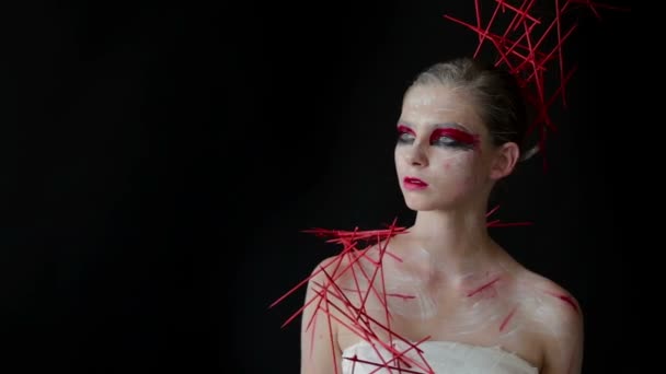 Yaratıcı makyaj ve zarif saç modeli ile gizemli kız portresi — Stok video