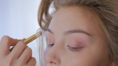 Profesyonel makyöz modeli göz temel krem göz farı astar uygulamak