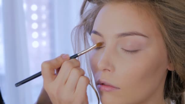 Maquillador profesional aplicando sombra de ojos — Vídeo de stock