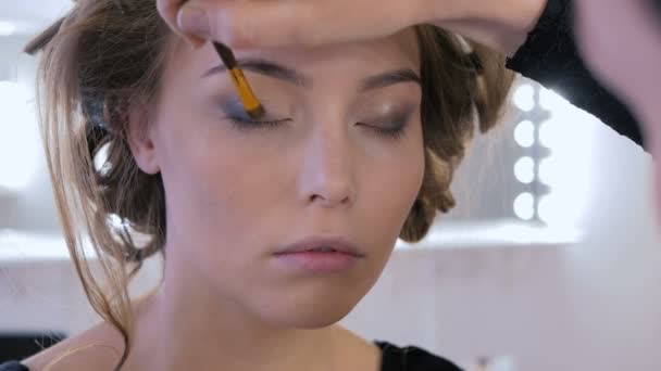 Professionele make-up kunstenaar met oogschaduw — Stockvideo