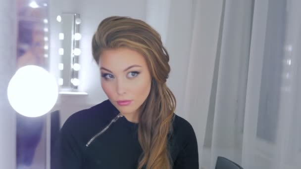 Portret van een vrouw met mooie make-up, haar reflectie in de spiegel kijken — Stockvideo
