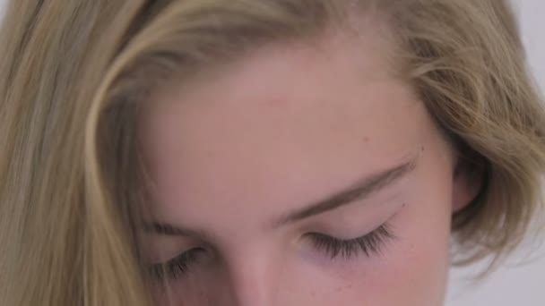 Portrait of pretty teen girl without makeup — Stock Video