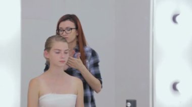 2 tekila. Profesyonel kuaför saç modeli istemci için yapıyor