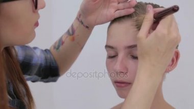 Kızlar yüzünde sıvı ton temel uygulama makyaj sanatçısı