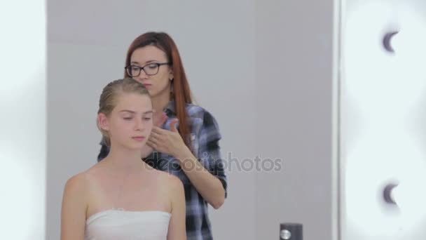 Dois tiros. Cabeleireiro profissional fazendo penteado para o cliente — Vídeo de Stock
