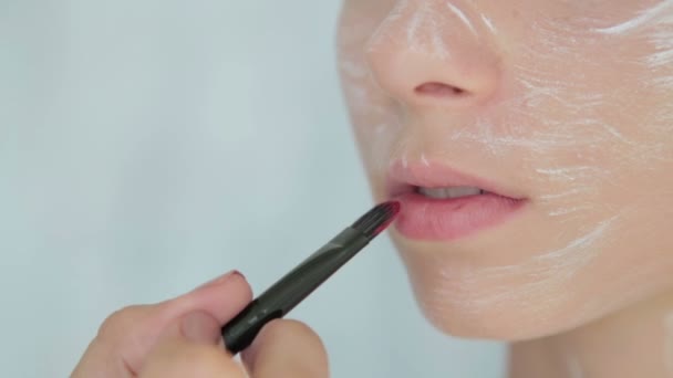 Pintura de labios: maquillador profesional que hace el arte del maquillaje facial — Vídeo de stock