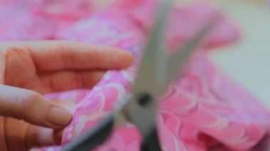 Profesyonel terzi, onun atölyesinde bez bir parça kesme terzi