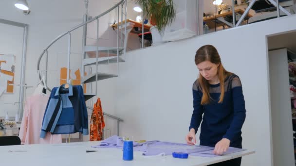 Портной, дизайнерская чертежная линия на ткани в швейной студии — стоковое видео